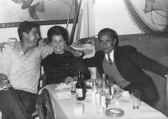 stin-taverna-tou-kerra-1960