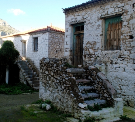 Τα πέτρινα ερειπωμένα σπίτια της Δρυόπης
